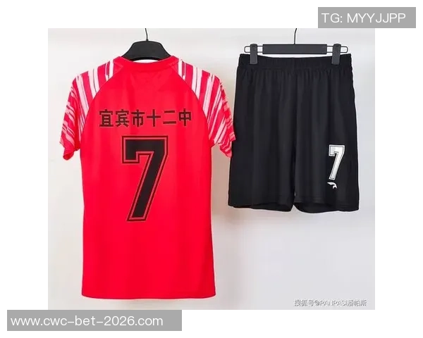 选择时尚与舒适兼具的足球衣款式让你在球场上尽显风采