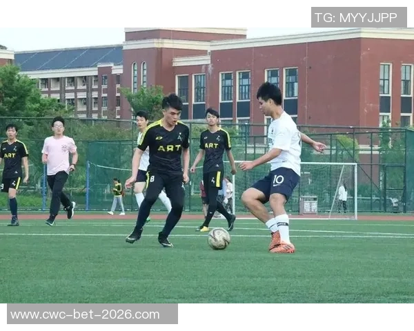 首都体育学院足球队奋勇拼搏展现青春风采助力校园体育文化发展